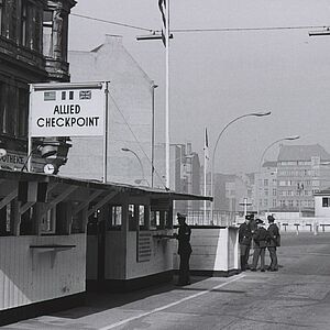 West-alliierter Kontrollpunkt und DDR-Grenzübergangsstelle in der Friedrichstraße, 1962 