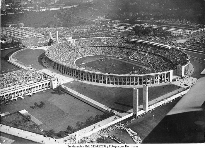 Luftaufnahme des Olympia-Stadions in Berlin, ca. 1936 (BArch Bild 183-R82532, Fotograf: Hoffmann)