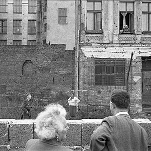 Blick über die Mauer von der West- auf die Ost-Berliner Seite der Zimmerstraße, 1961 