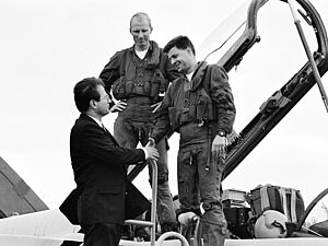 Außenminister Klaus Kinkel im Gespräch mit Piloten des Jagdgeschwader 32 Lechfeld