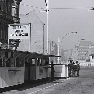 West-alliierter Kontrollpunkt und DDR-Grenzübergangsstelle in der Friedrichstraße, 1962