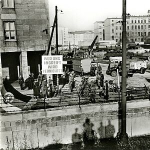 Ausbau der Grenzanlagen an der Niederkirchner Straße/Ecke Wilhelmstraße, Postkarte, 1961–63 