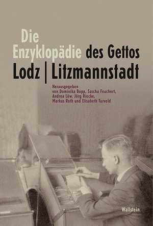 Das Cover der Ezyklopädie des Gettos Lodz / Litzmannstadt zeigt einen Mann, der eine Karteikarte in einer Registratur ansieht.