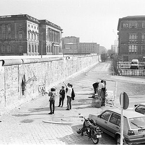 Blick in die Niederkirchnerstraße (links vorne das heutige Abgeordnetenhaus) nach dem Mauerfall, 1990 