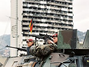 Bundeswehrsoldaten der SFOR -Friedenstruppe in der Innenstadt von Sarajevo. 