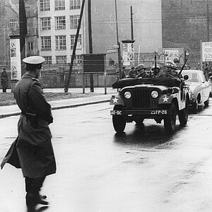 Eskorte der US-Militärpolizei für ein Zivilfahrzeug der westalliierten Streitkräfte, 25./26. Oktober 1961 