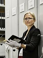 Dr.  Yuliya von Saal